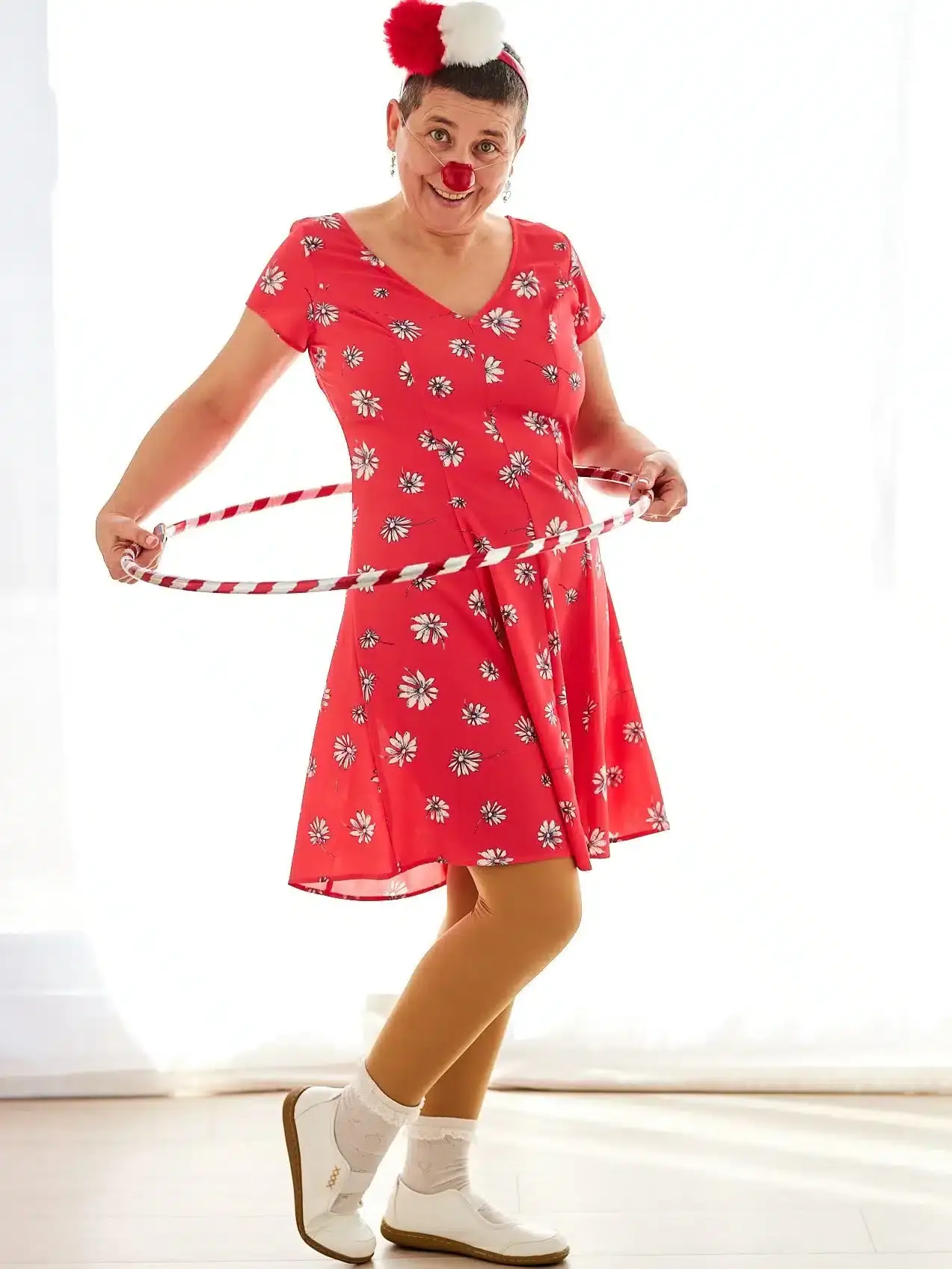 Pirueta, la payasa interior de Anaís Isarre jugando con un hula hop y mirando a cámara. 
