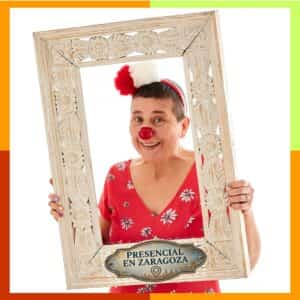 Pirueta, la payasa interior de Anaís Isarre sonriendo dentro de un marco de ordenador para el curso de clown presencial en Zaragoza.