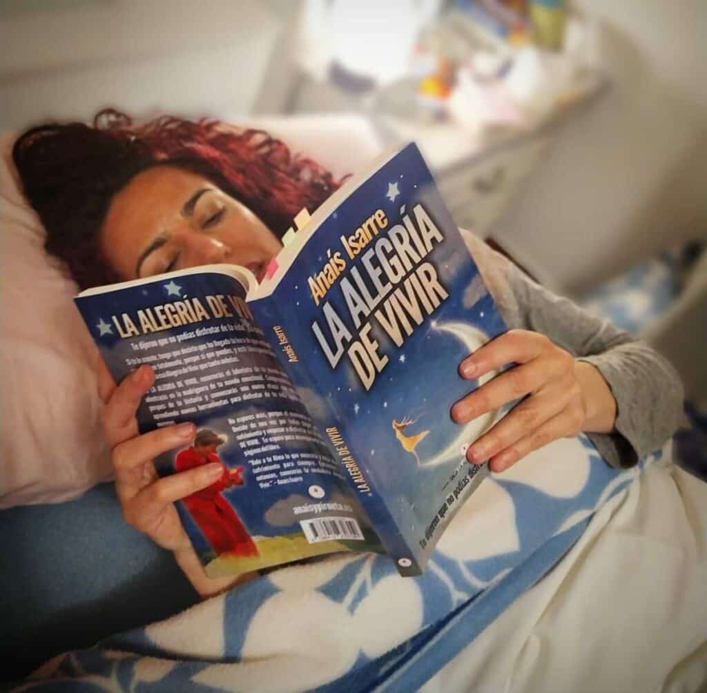 Esther resalta el estilo fresco y dinámico de la autora Anaís Isarre.