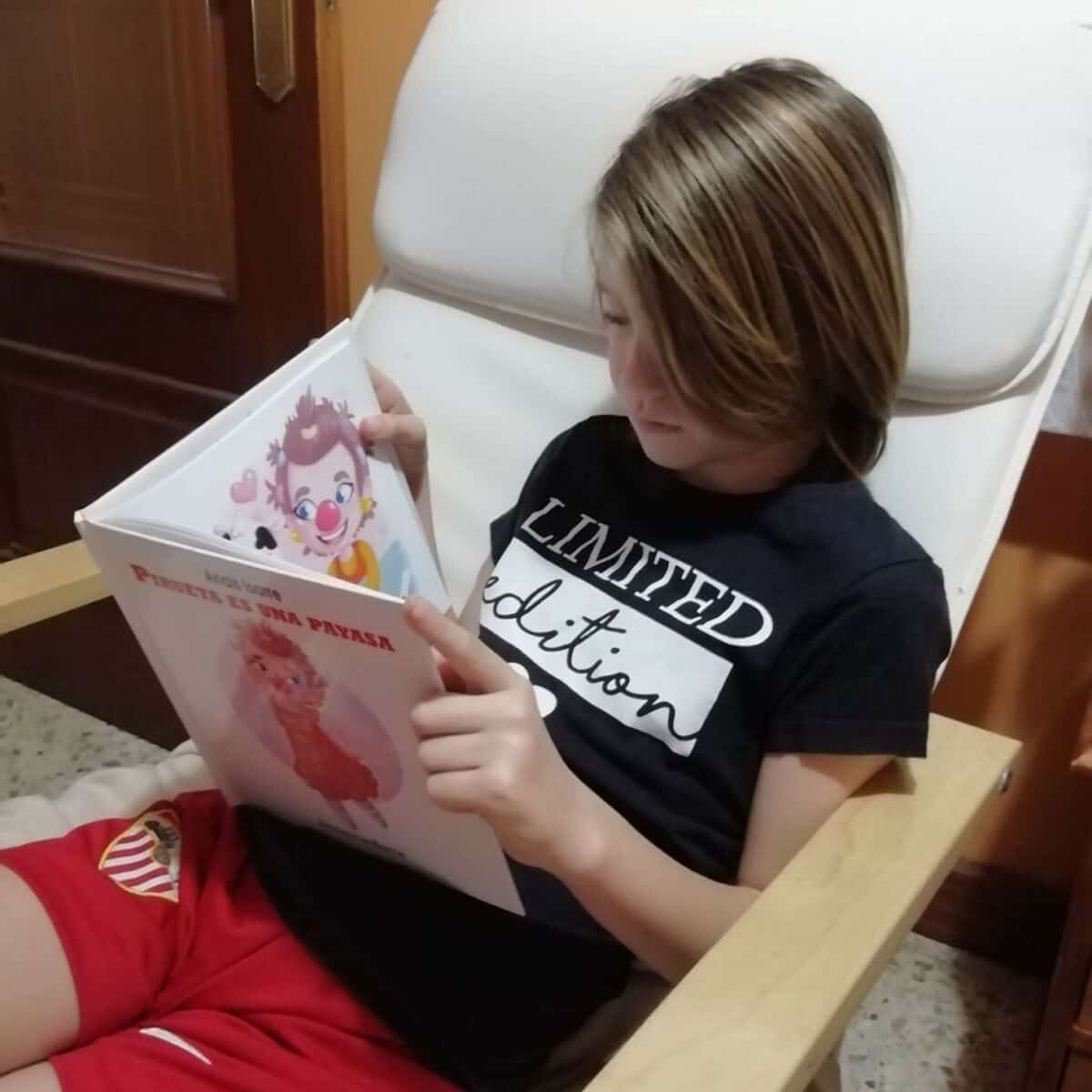 Adolescente disfrutando del cuento Pirueta es una Payasa