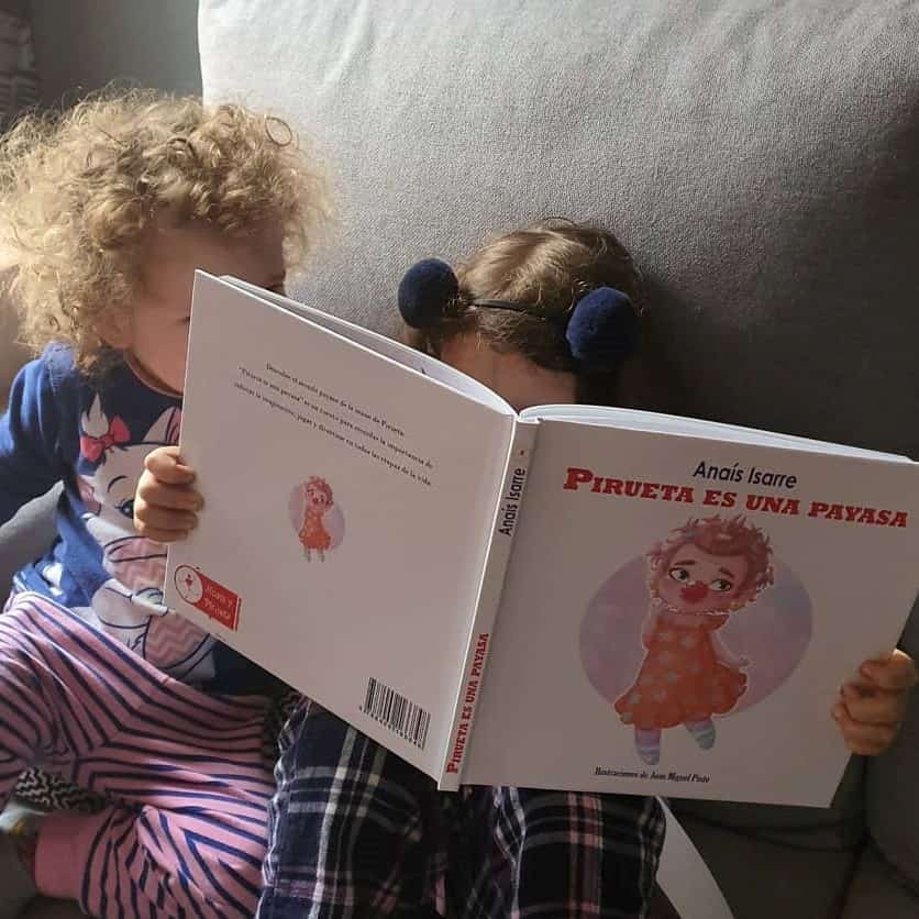 Niñas disfrutando del cuento Pirueta es una Payasa