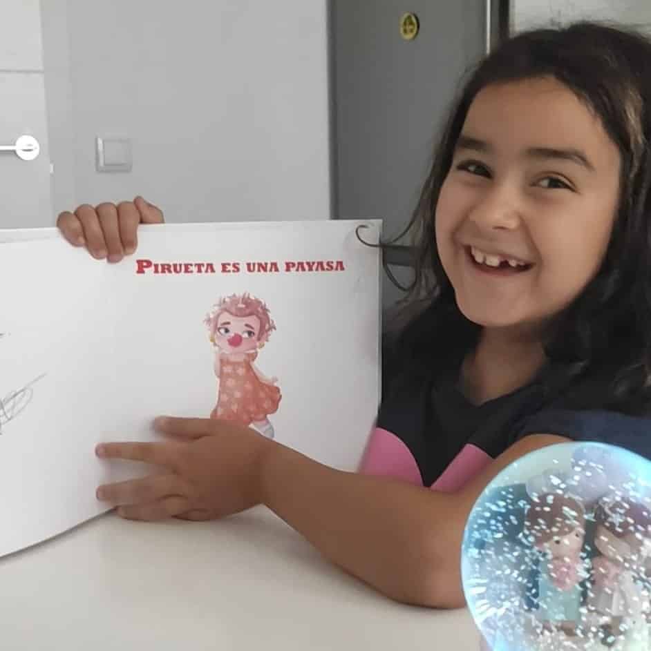 Una sonrisa al recibir de regalo el cuento Pirueta es una Payasa