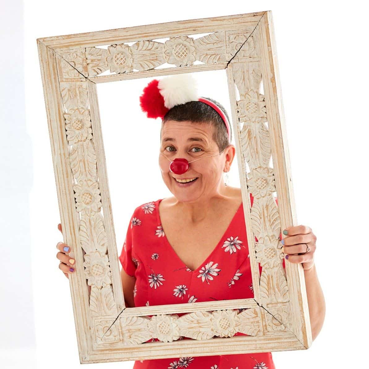 Pirueta, la payasa interior de Anaís Isarre asomada por un gran marco de cuadro feliz. Curso de clown.