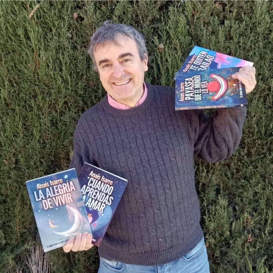 Lector satisfecho con el pack de libros de crecimiento personal de Anaís Isarre.