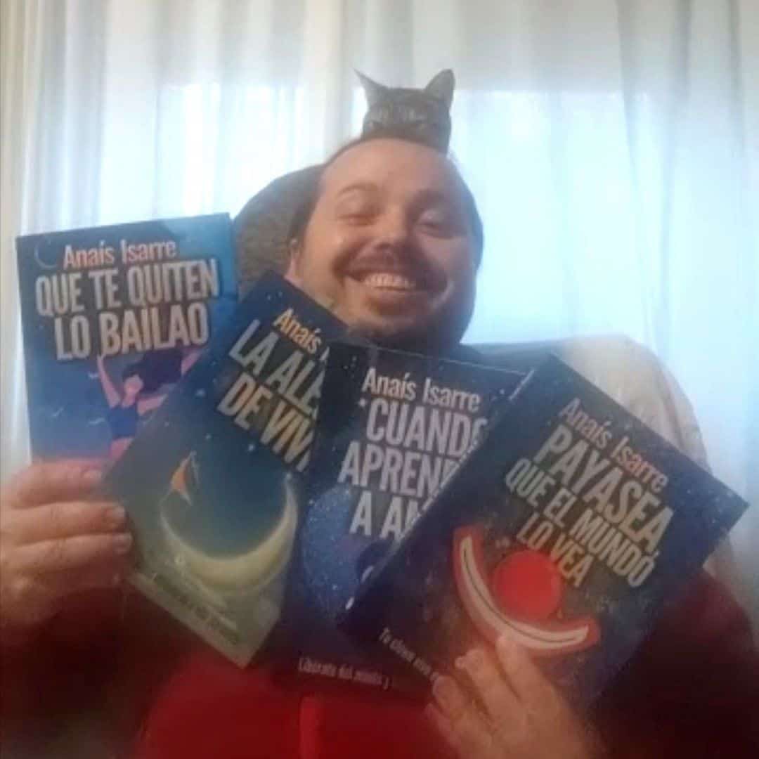 Entusiasta de la vida compartiendo su alegría con la Saga completa.