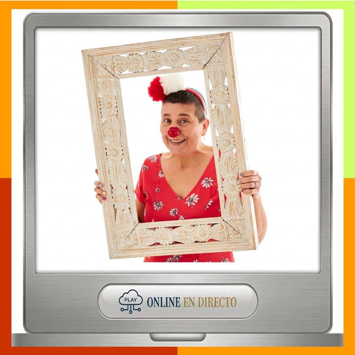Pirueta, la payasa interior de Anaís Isarre sonriendo dentro de un marco de ordenador para el curso de clown online.