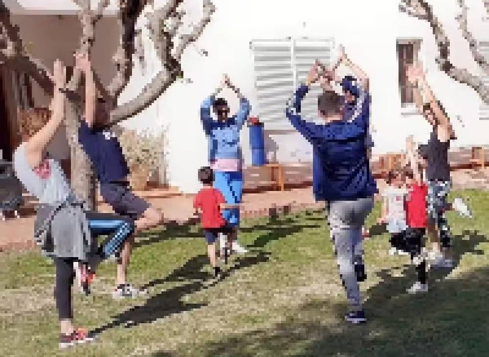 Familias practicando inteligencia emocional y el arte de payasear en un taller de Anaís Isarre.